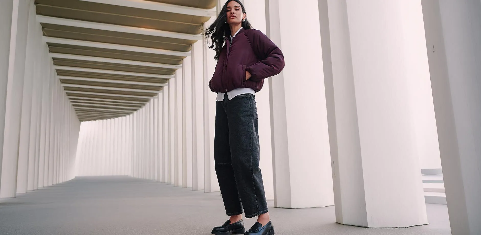 M&oslash;rk caps, vattert, burgunderr&oslash;d jakke, r&oslash;d cardigan og m&oslash;rke jeans.