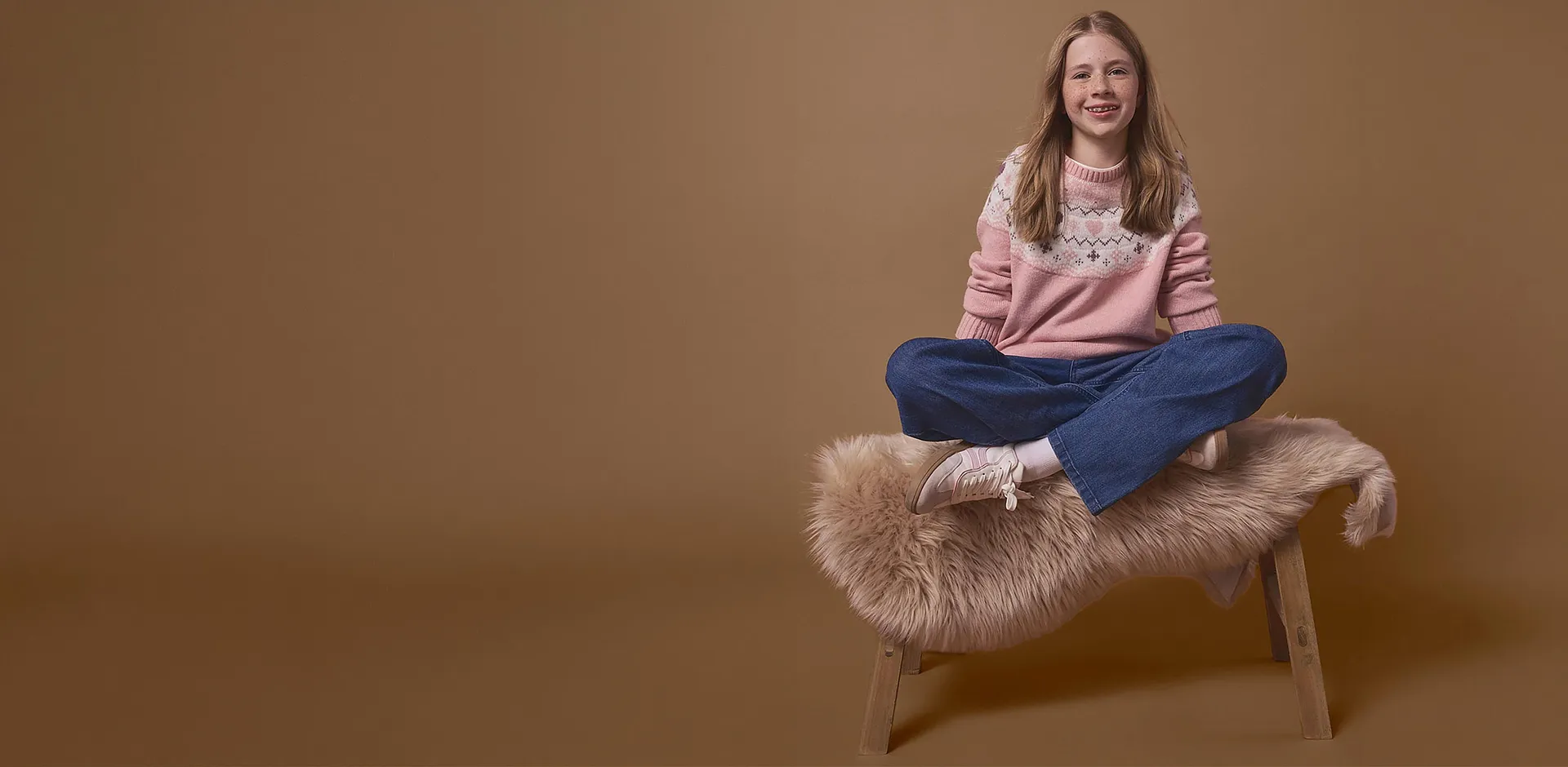 Avslappede looks med kule luer, varme gensere, behagelige bukser og trendy sneakers.