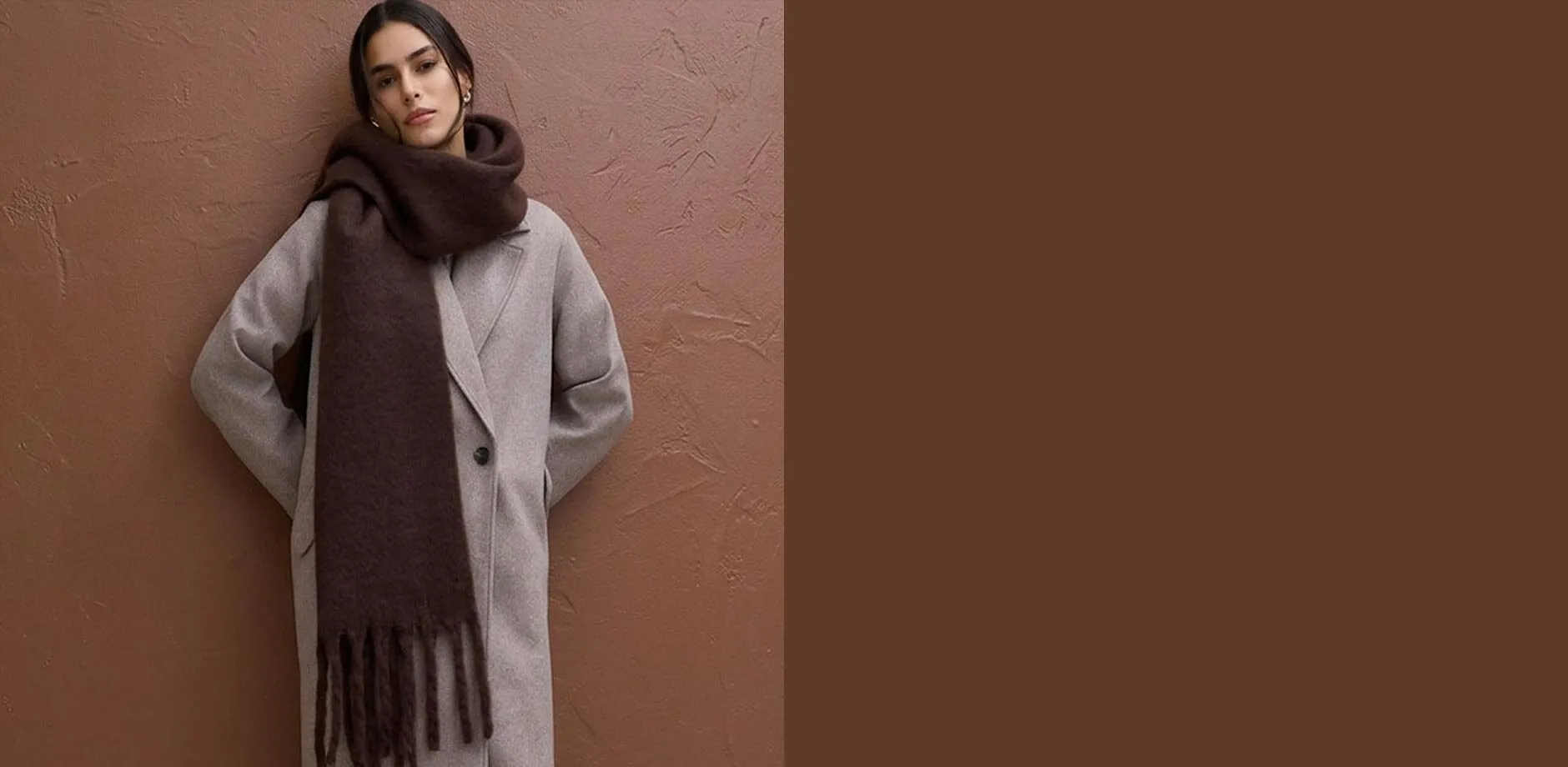 Det herlig varme skjerfet passer perfekt til den elegante, beige k&aring;pen.
