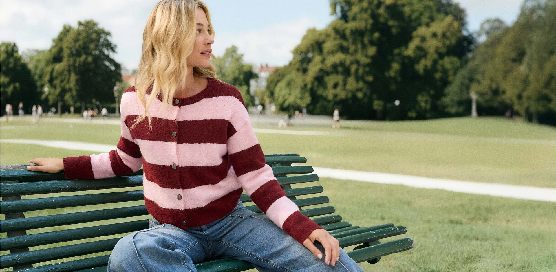 Stripete topp kombinert med bluejeans.