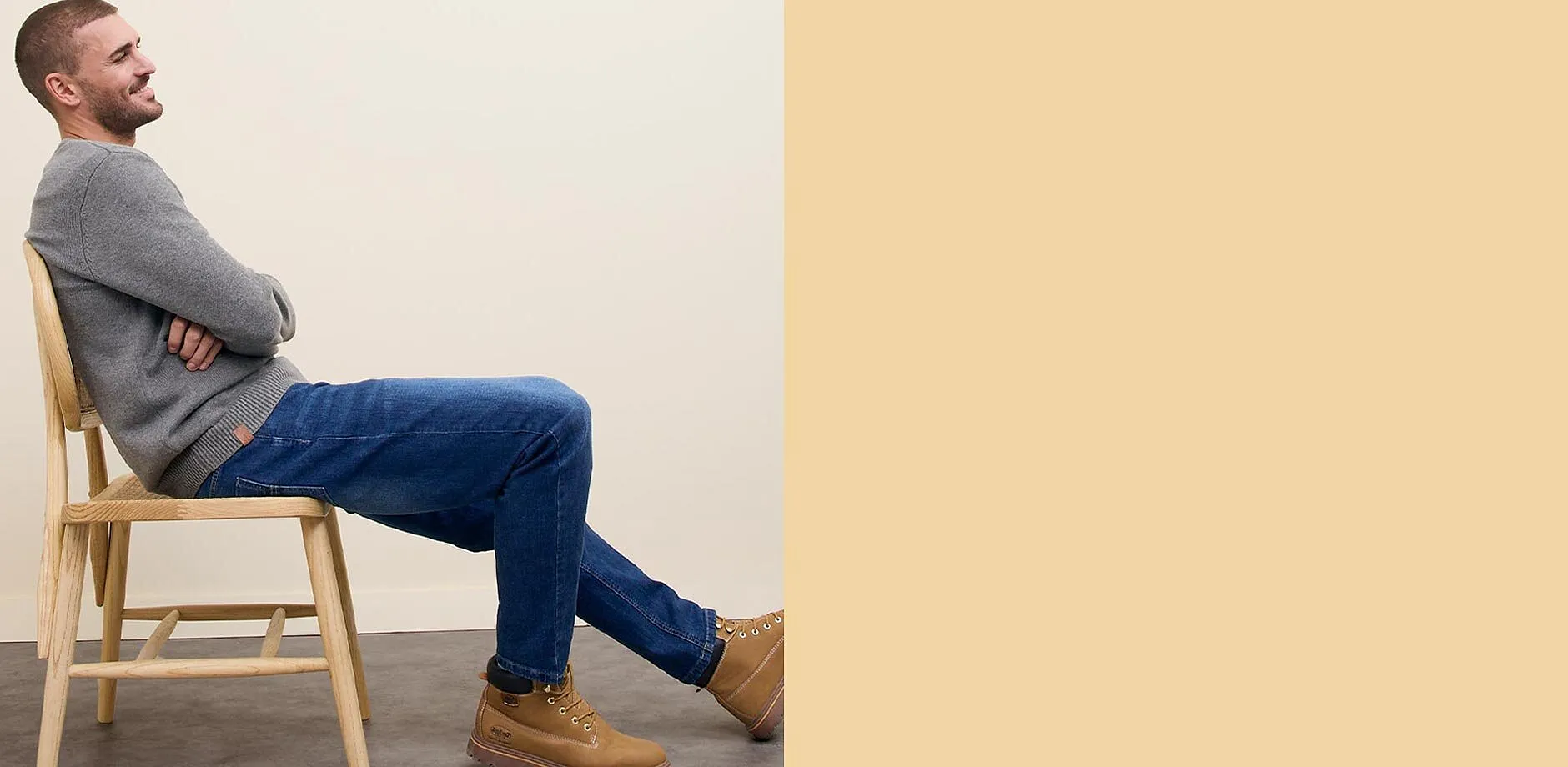 Gr&aring; genser og bluejeans for en avslappet stil.