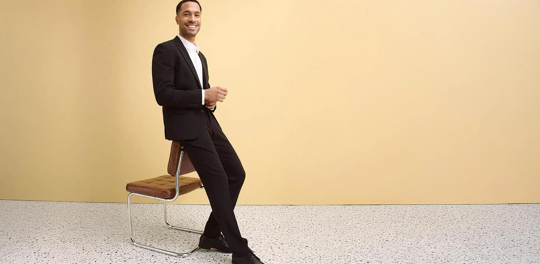 Elegant, sort dress med hvit skjorte perfekt kombinert med passende sko.