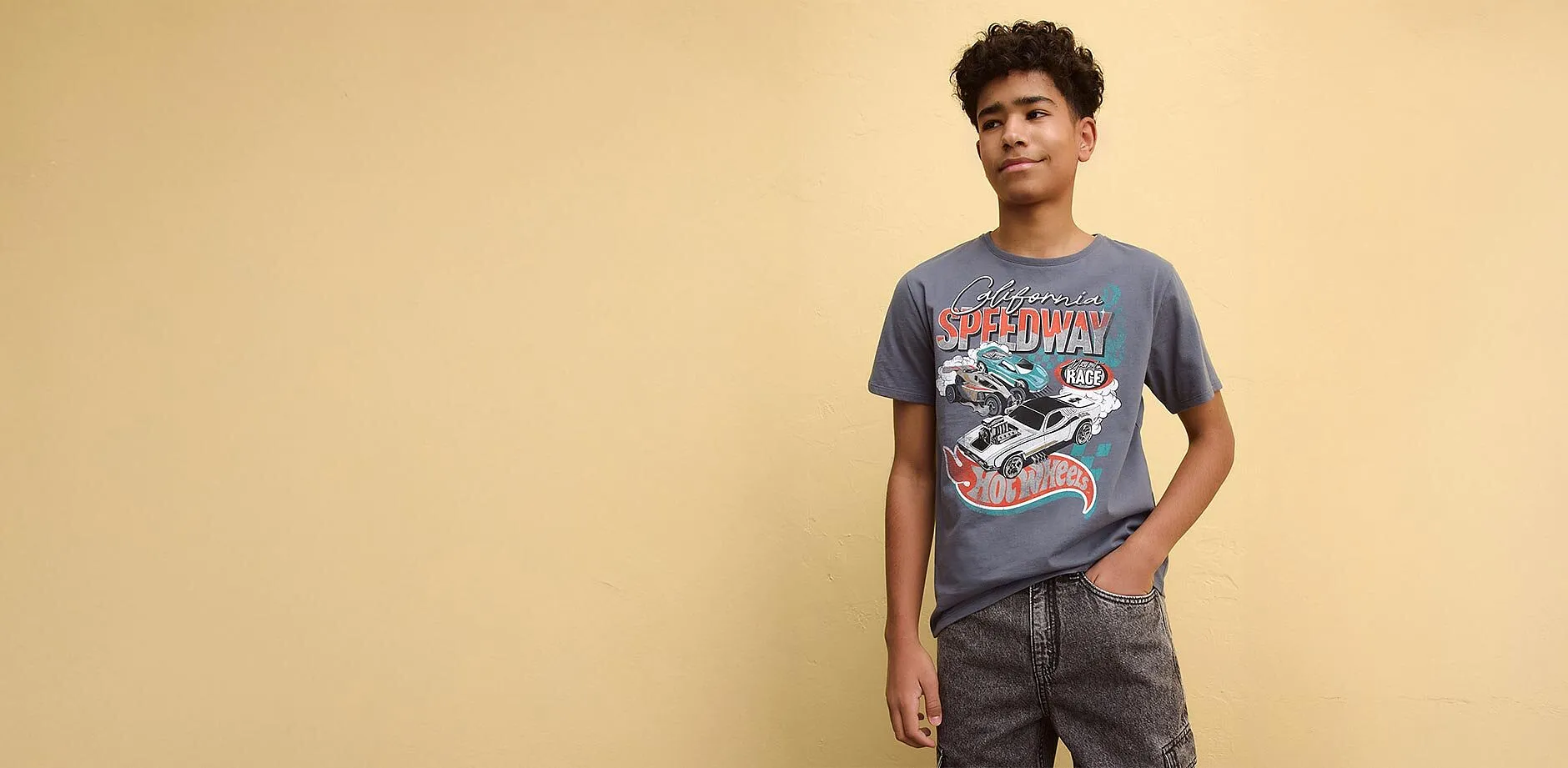 Ledig kombo best&aring;ende av gr&aring; T-skjorte med trykk og avslappede jeans.