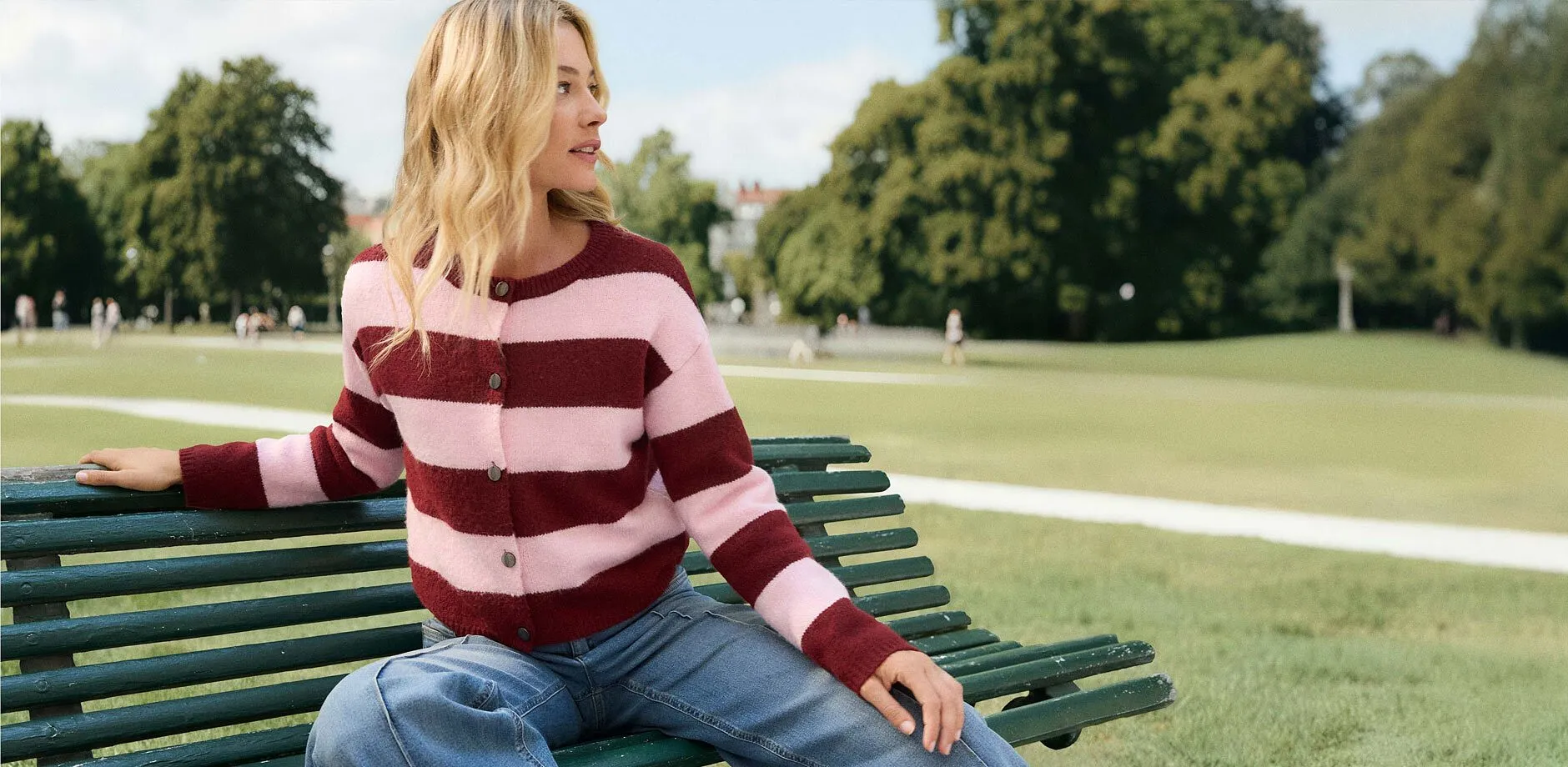 Stripete topp kombinert med bluejeans.