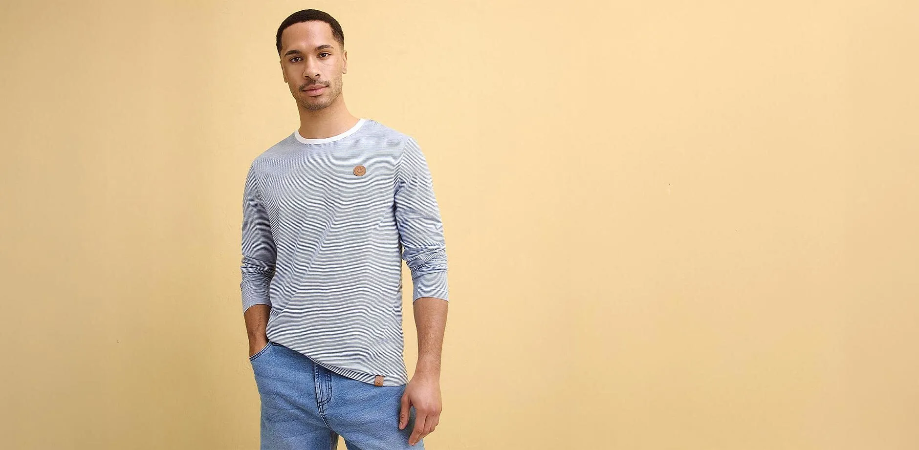 Lysebl&aring;, langermet shirt og jeans.