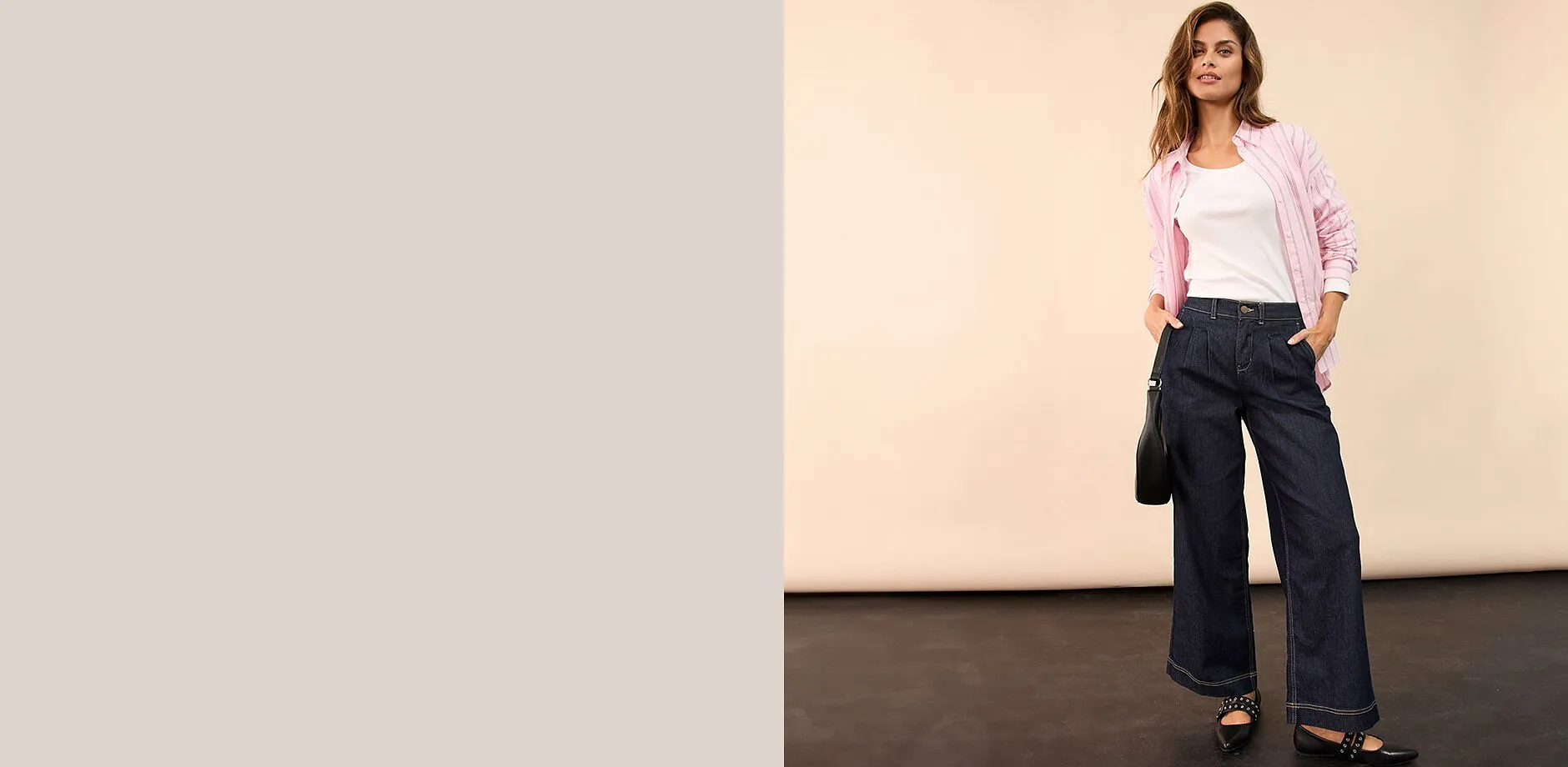 Rosa skjorte over hvit topp kombinert med m&oslash;rkebl&aring; jeans.