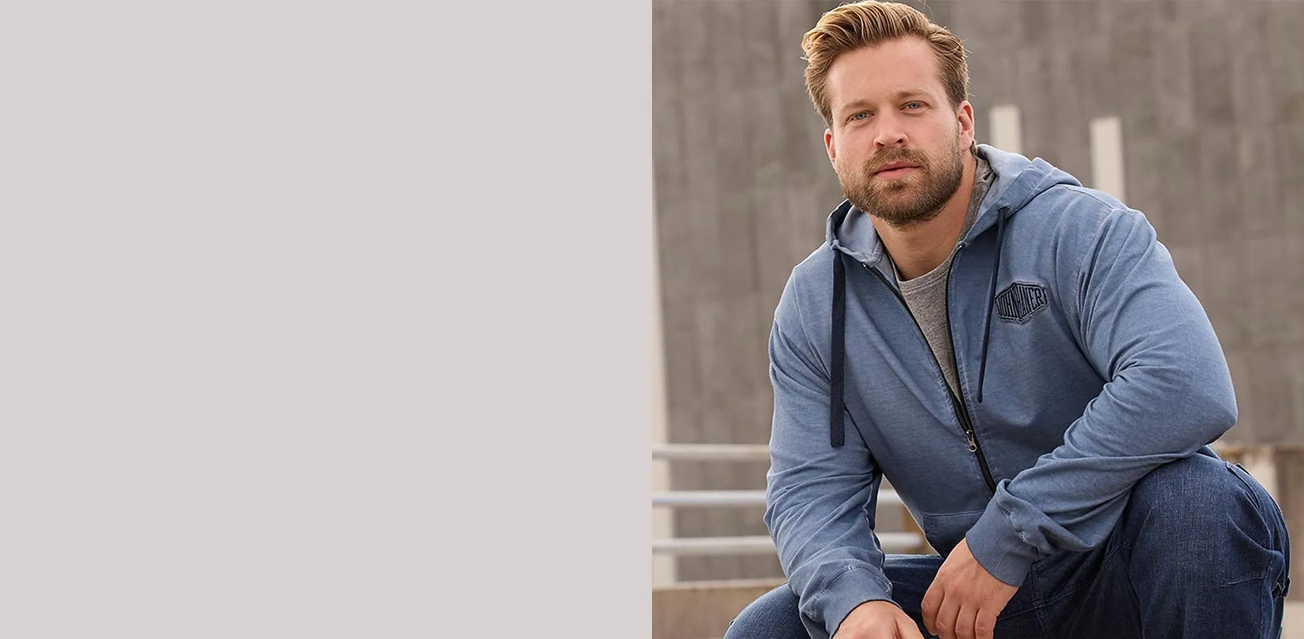 Hettejakke i vasket materiale og jeans.