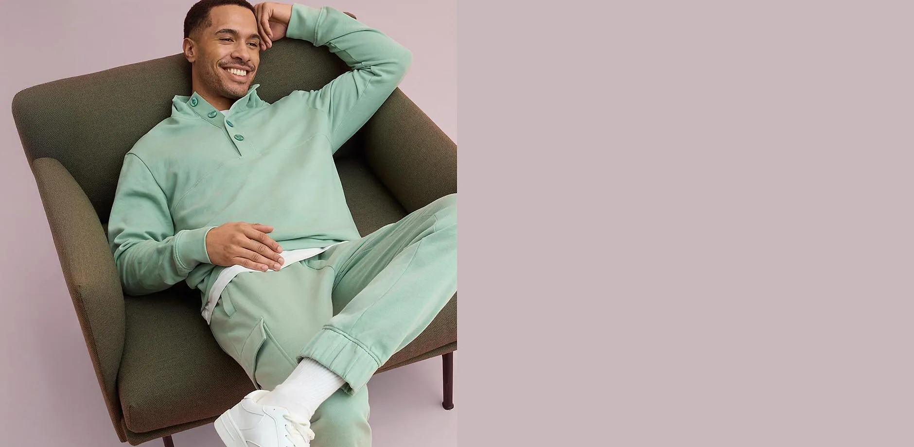 Mintgr&oslash;nn sweatshirt og matchende joggebukse.