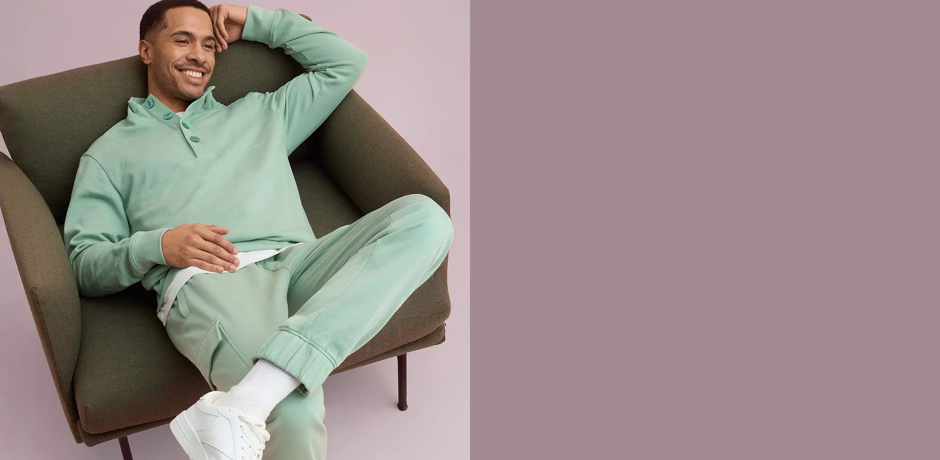 Mintgr&oslash;nn sweatshirt kombinert med matchende joggebukse.