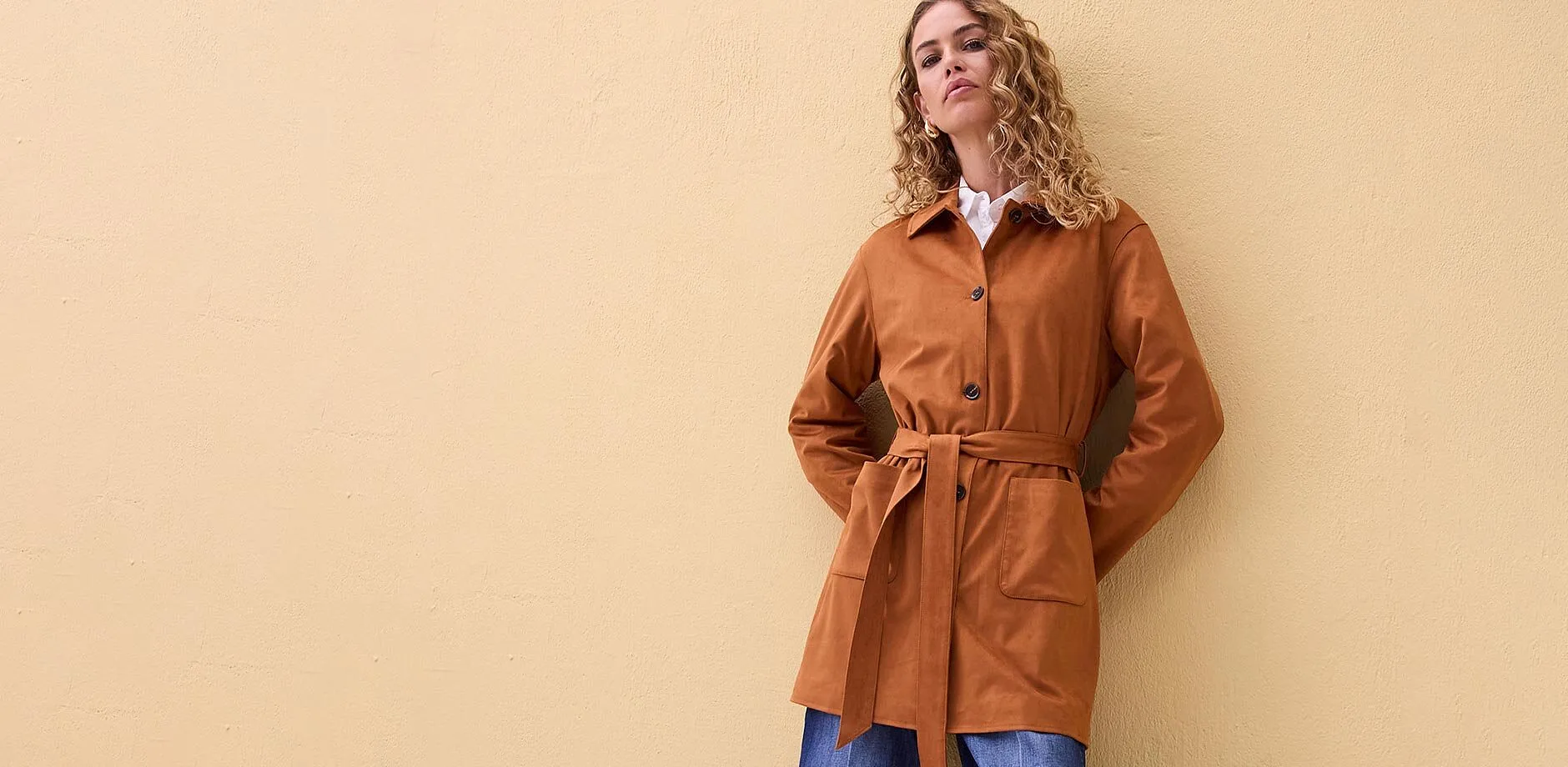 Stilig k&aring;pe med belte kombinert med hvit skjorte.