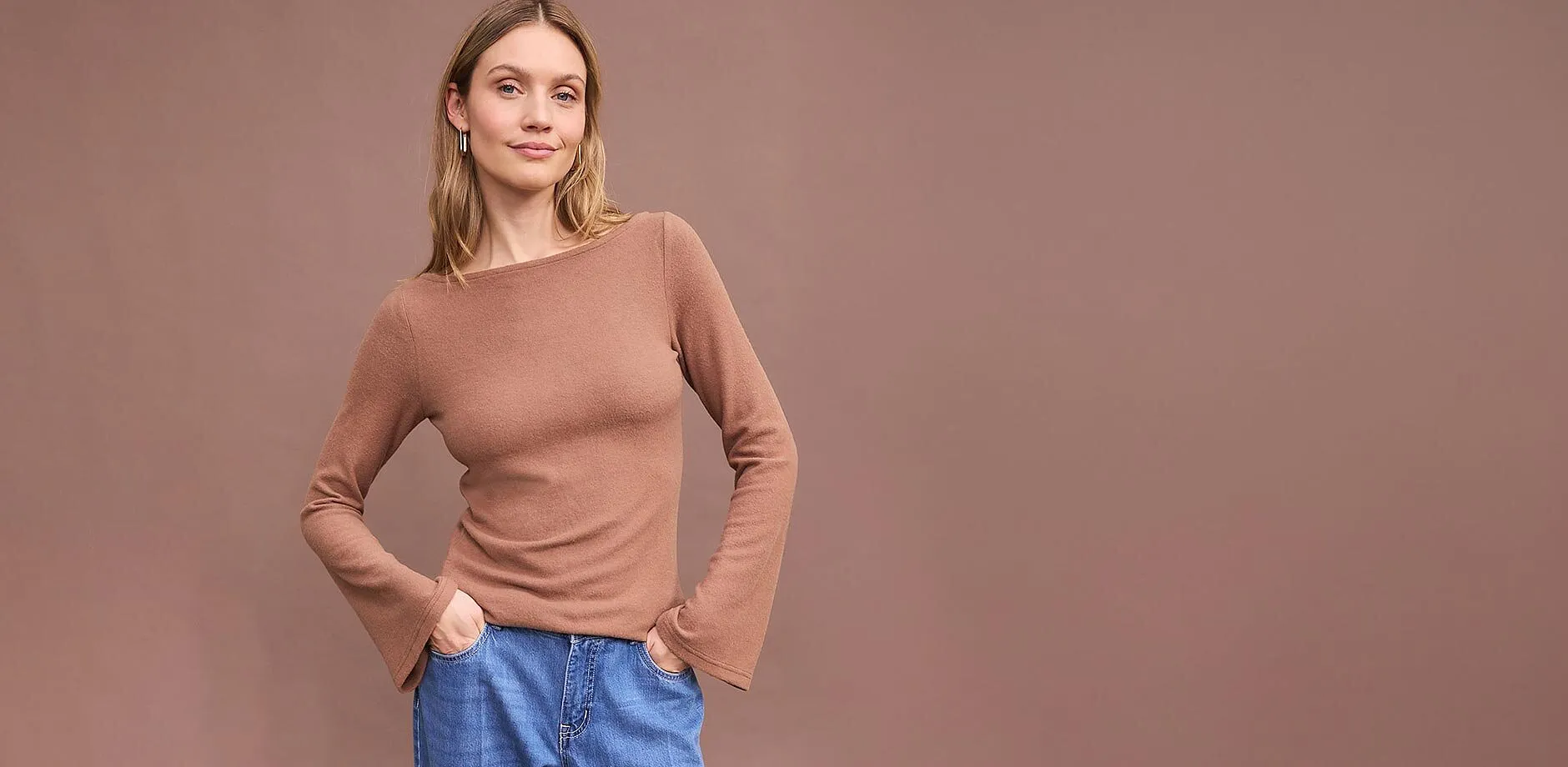 Brun, langermet topp kombinert med behagelige bluejeans.