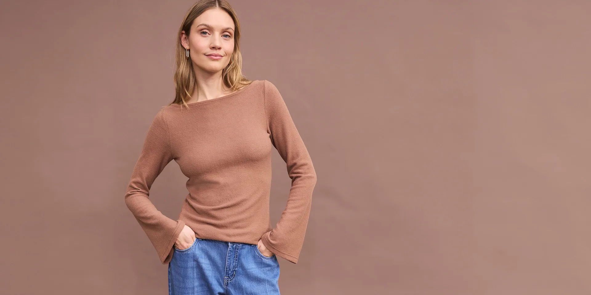 Brun, langermet topp med behagelige bluejeans.