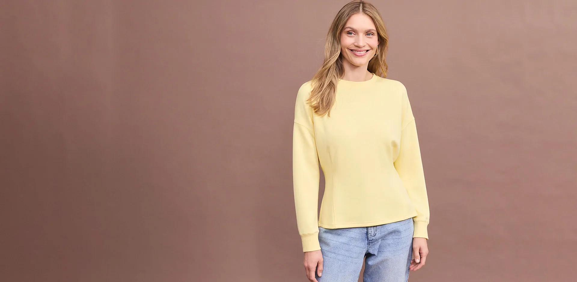 Brun, langermet topp med behagelige bluejeans.