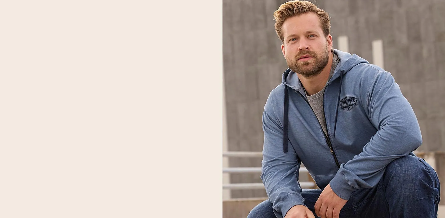 Hettejakke i vasket materiale og jeans.