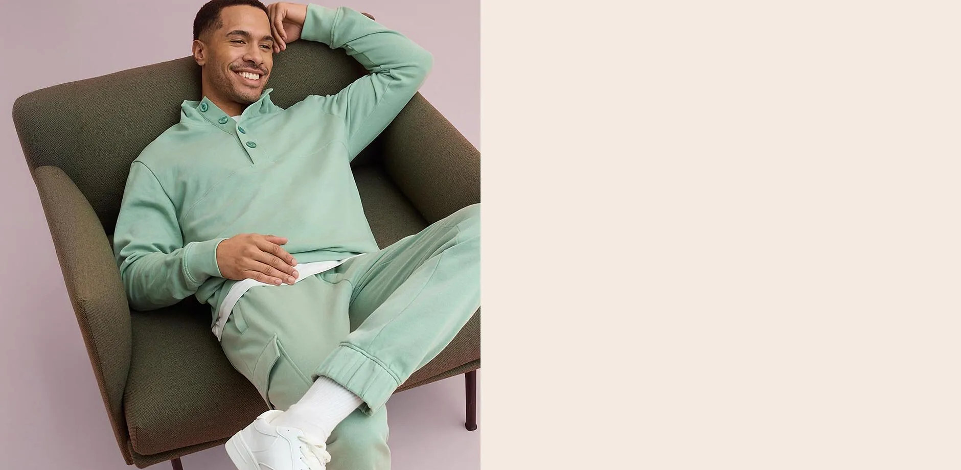 Mintgr&oslash;nn sweatshirt og matchende joggebukse.