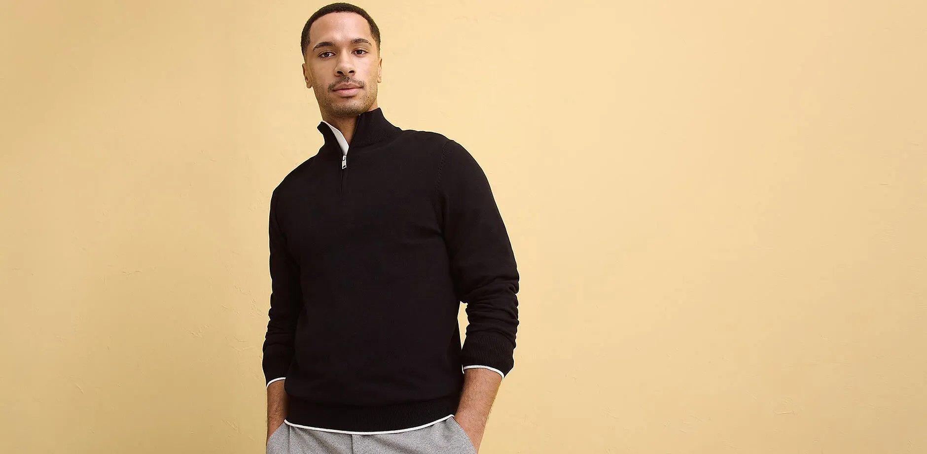 Enkel, m&oslash;rk genser med st&aring;krage.