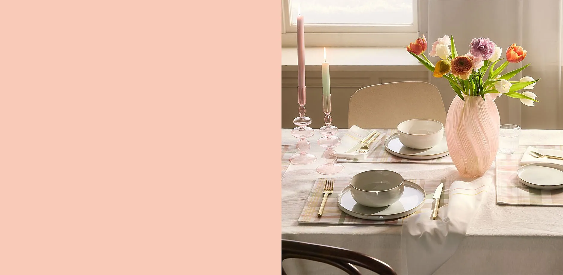 Borddekorasjon med nydelig servise, blomster og levende lys.
