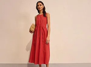Sommerlig, rød maxikjole med midjebelte. Ermeløs og elegant – perfekt for varme dager.
