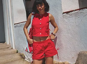Kraftig rødt sommerantrekk: Ermeløs vest med knapper og korte shorts. Stilig og lett.