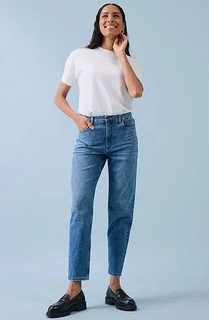 Ledig look bestående av T-skjorte, bluejeans og svarte sko.