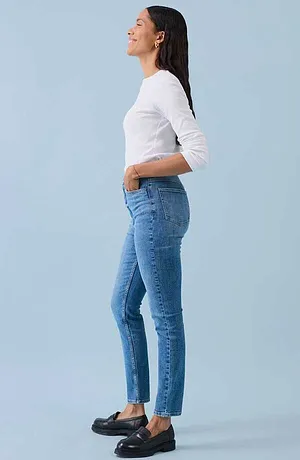 Ledig look bestående av langermet skjorte, figurnær bluejeans og svarte skinnsko.