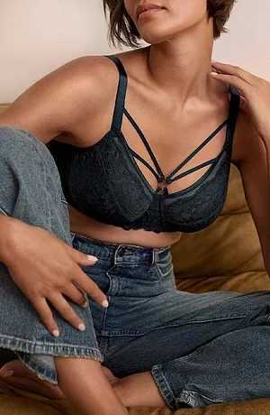 Sort blonde-BH med smale skulderbånd møter avslappet jeans.