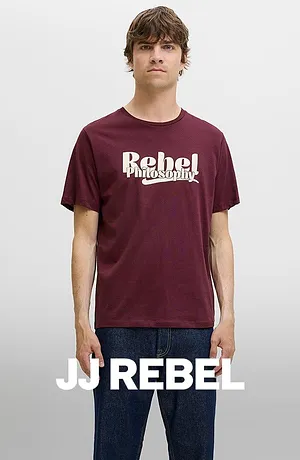 Burgunderfarget T-skjorte med hvitt "Rebel"-trykk.