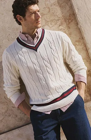 Hvit flettegenser over skjorte kombinert med jeans.