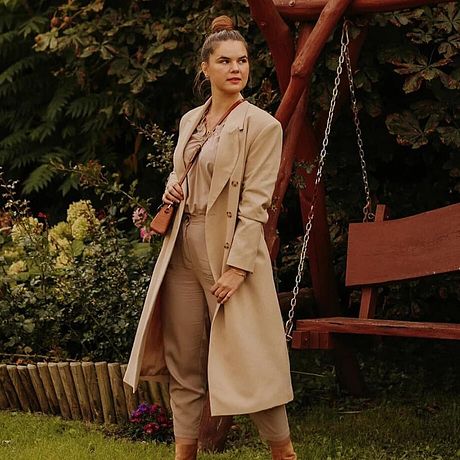 Dame - Lang trenchcoat med belte - latte macchiato