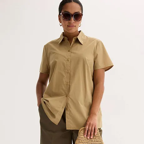 Elegant beige, kortermet skjorte kombinert med brunt skjørt og stilige solbriller.