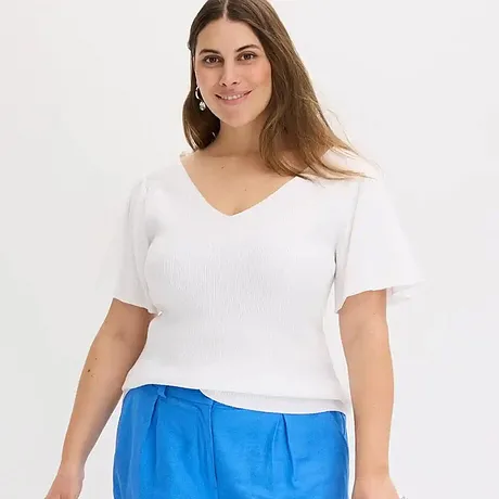 Stilren, hvit T-skjorte med V-hals kombinert med lysende blå bukse for en frisk sommerlook.