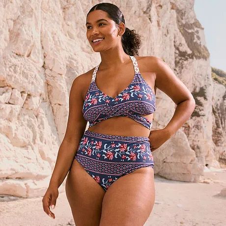 Blå og rosa halterneck-bikinitopp og høy bikinitruse.