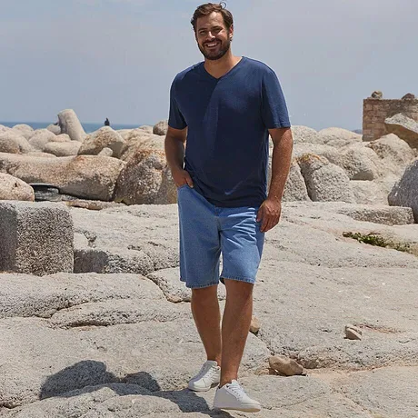 Sommerlig mote: Avslappet, rosa T-skjorte og lyseblå denimshorts.