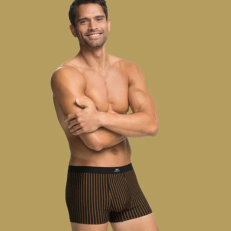 Tette, stripete boxershorts i iøynefallende farger.