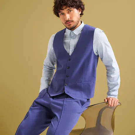 Elegant blå dress med vest og lyseblå skjorte.