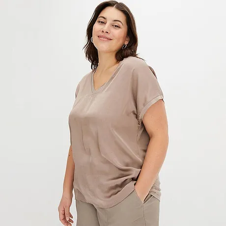 Behagelig beige T-skjorte med V-hals og korte ermer.