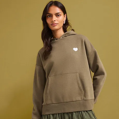 Casual olivengrønn hoodie med hvitt hjerte på.