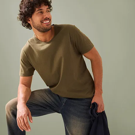 Casual look: olivengrønn kortermet T-skjorte og mørke jeans.