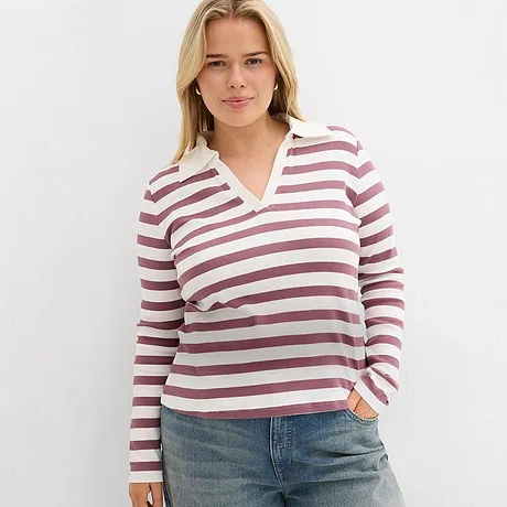 Langermet topp i rosa og hvit kombinert med lyse jeans.