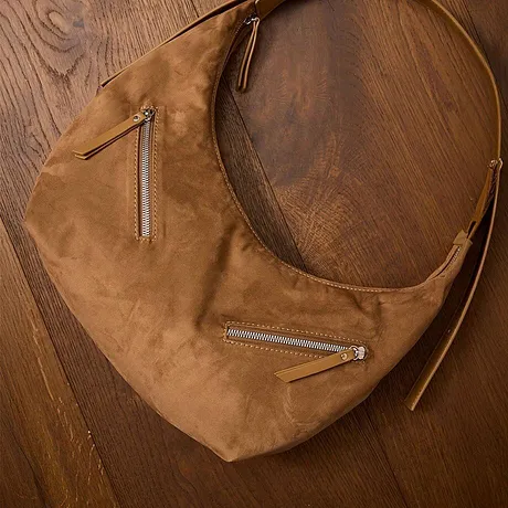 Elegant, brun skinnveske med mange glidelåser.