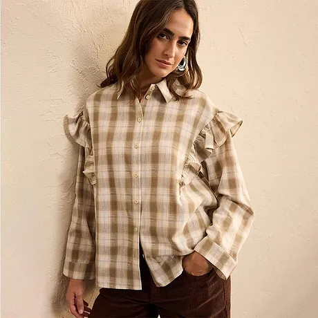Rutete skjorte med rysjer på skuldrene, beige og brune fargetoner.