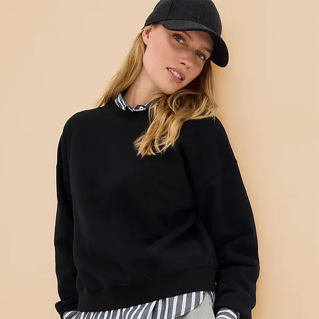 Sort sweatshirt møter stripete skjorte og kul baseball caps.