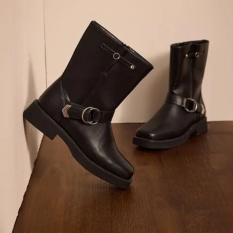 Tøffe, sorte skinnboots med spenner.