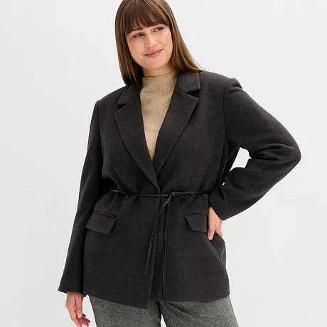 Grå blazer med belte kombinert med beige genser.
