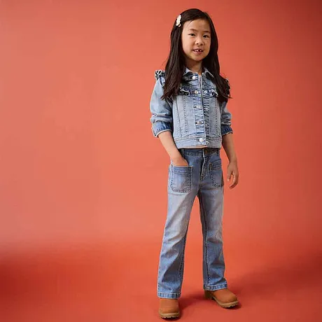 Ledig denimlook: Denimjakke og utvaskede jeans. Brune sko fullfører antrekket.