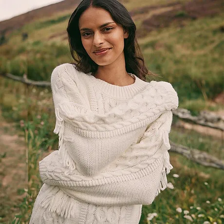 Dame - Oversized genser med frynser - perlehvit