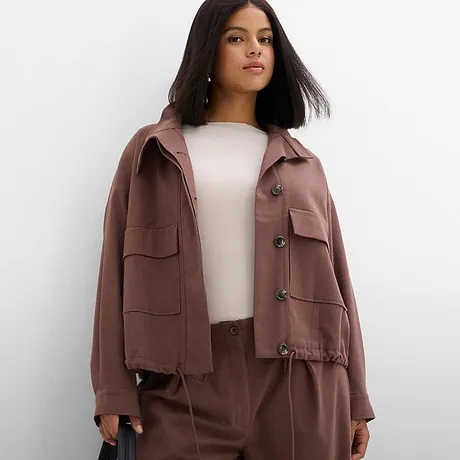 En elegant kombo bestående av brun, oversized jakke & passende bukse.