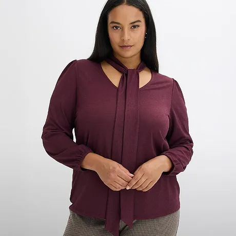 Elegant, vinrød knytebluse.