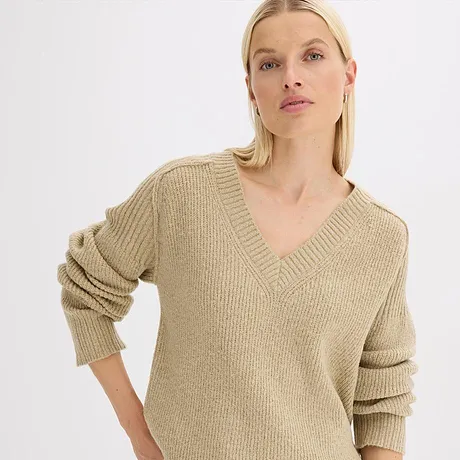 Beige, strikket genser med V-hals. 