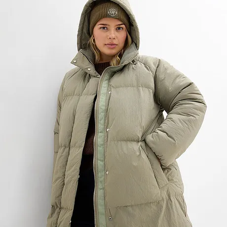 En varm, beige dunjakke med hette.